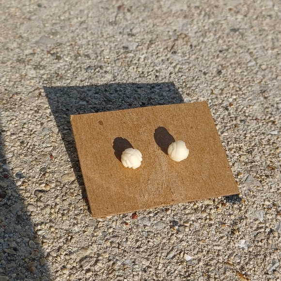 Vintage ivory stud earrings - Picture 7 of 7